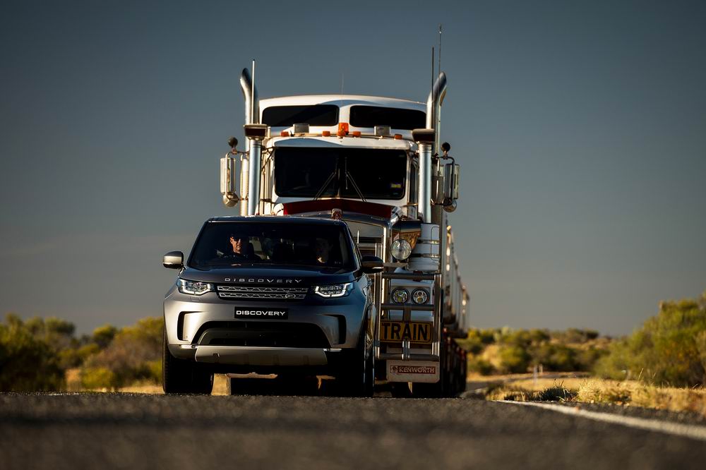 Land-Rover-Discovery-tows-121-ton-road-train-06.jpg