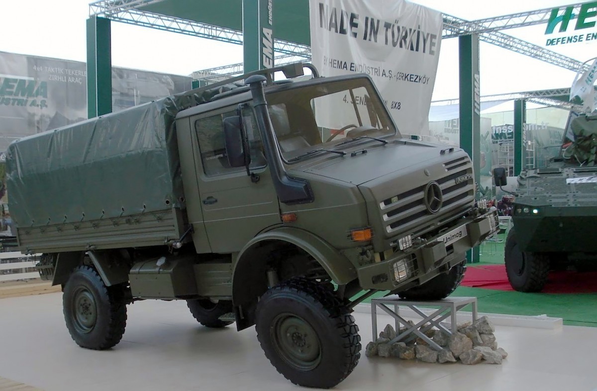 Mercedes_Benz_Unimog_Turkey_exhibition_side.JPG