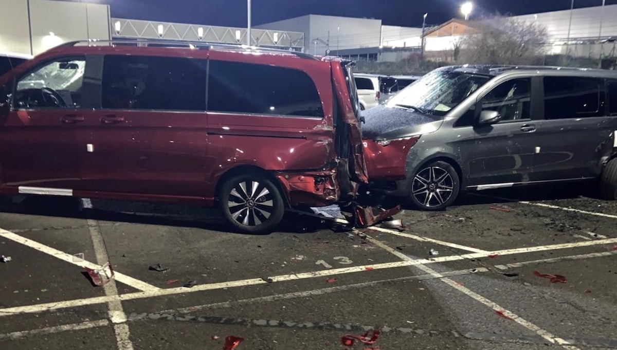 mercedes-klasy-v-zniszczenia-po-ataku-pracownika.jpg