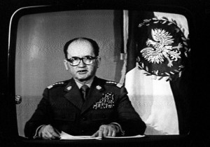 Wojciech_Jaruzelski_Stan_Wojenny_TV-300x210.jpg